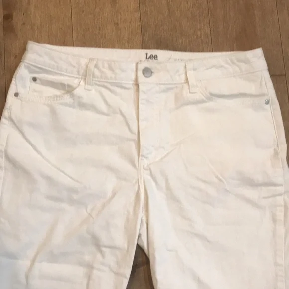 White Lee Riders midrise capri - Picture 2 of 5